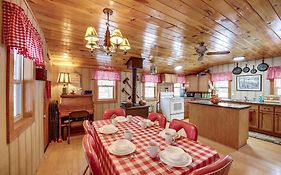 Pet-Friendly Irons Cottage About 4 Mi To Sand Lake!